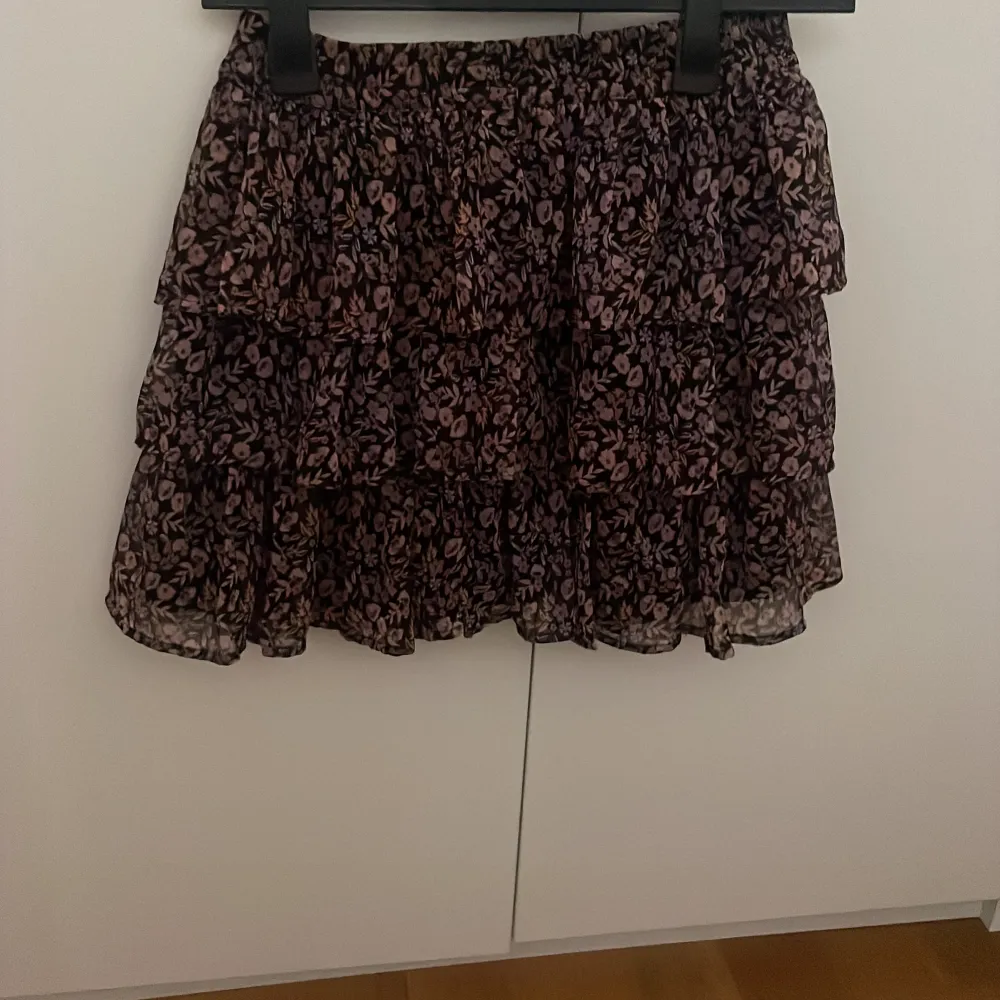 Säljer denna jättefina kjolen från Nelly! Nypris är 350 kr! Säljer då den är fel stolek och råkade ta bort lappen så kunde inte byta. Strl S. Pris kan självklart diskuteras❤️. Kjolar.
