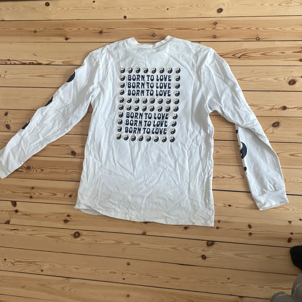 Knappt använd tröja som är köpt för 1000 kronor.. Tröjor & Koftor.