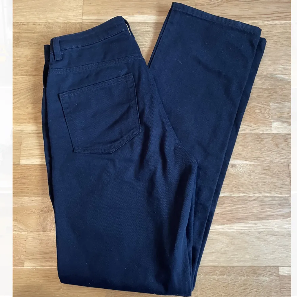Weekday jeans i modellen Rowe. Riktigt snygga dock aldrig använda, då de är lite för långa för mig. . Jeans & Byxor.
