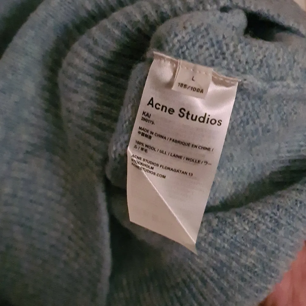 Acne Studios wool jumper in new condition. Beautiful light blue melange colour. Mark in label made before purchase, bought at sample sale. Lovely quality and fit. Tröjor & Koftor.