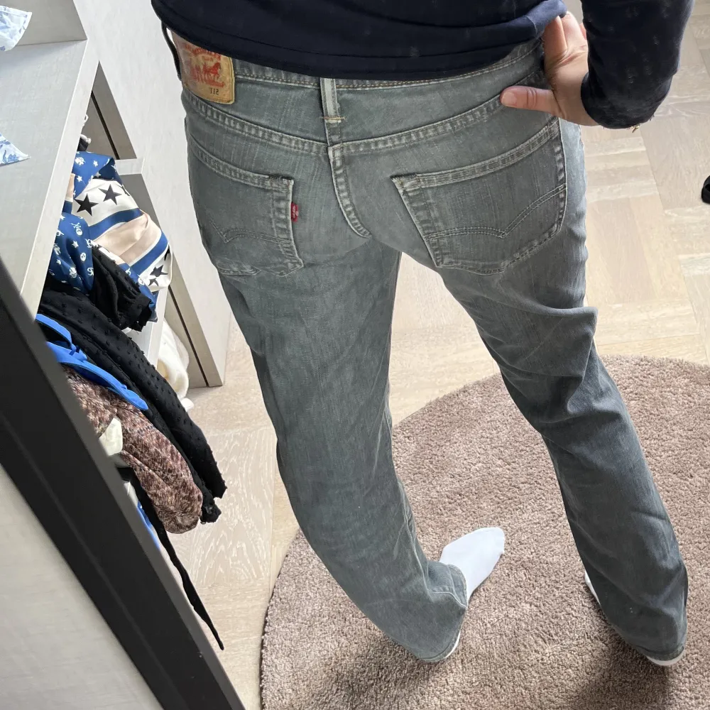 Ett par lågmidjade raka Levis jeans, som ej går att köpa längre samt är i väldigt bra skick. De är i storlek W31 L32, men är lite små i storleken. Jag som har 36/38 passar de bra på. . Jeans & Byxor.