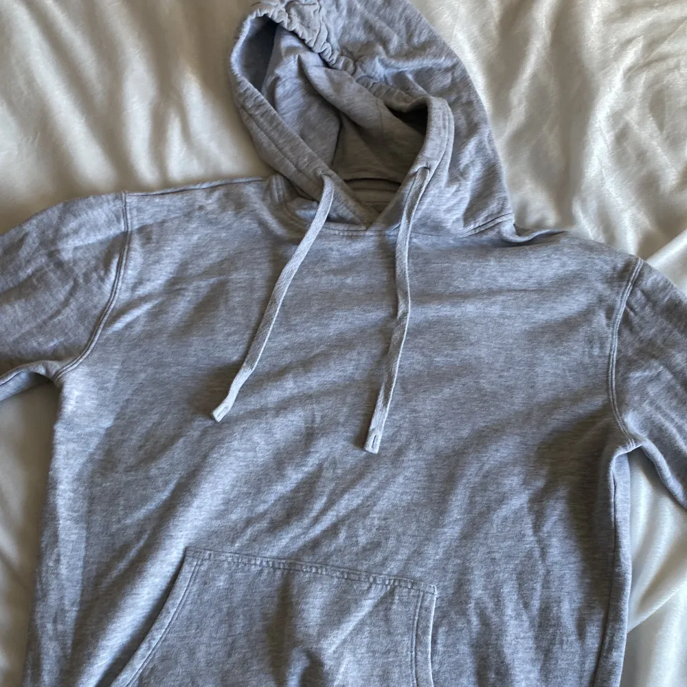 Säljer denna jätte fina gråa hoodien då den inte kommer till användning längre. Är ny skick och har använts fåtals gånger. Ny pris är 400kr.Passar typ till allt och är perfekt basic plagg. 😻😻 . Hoodies.