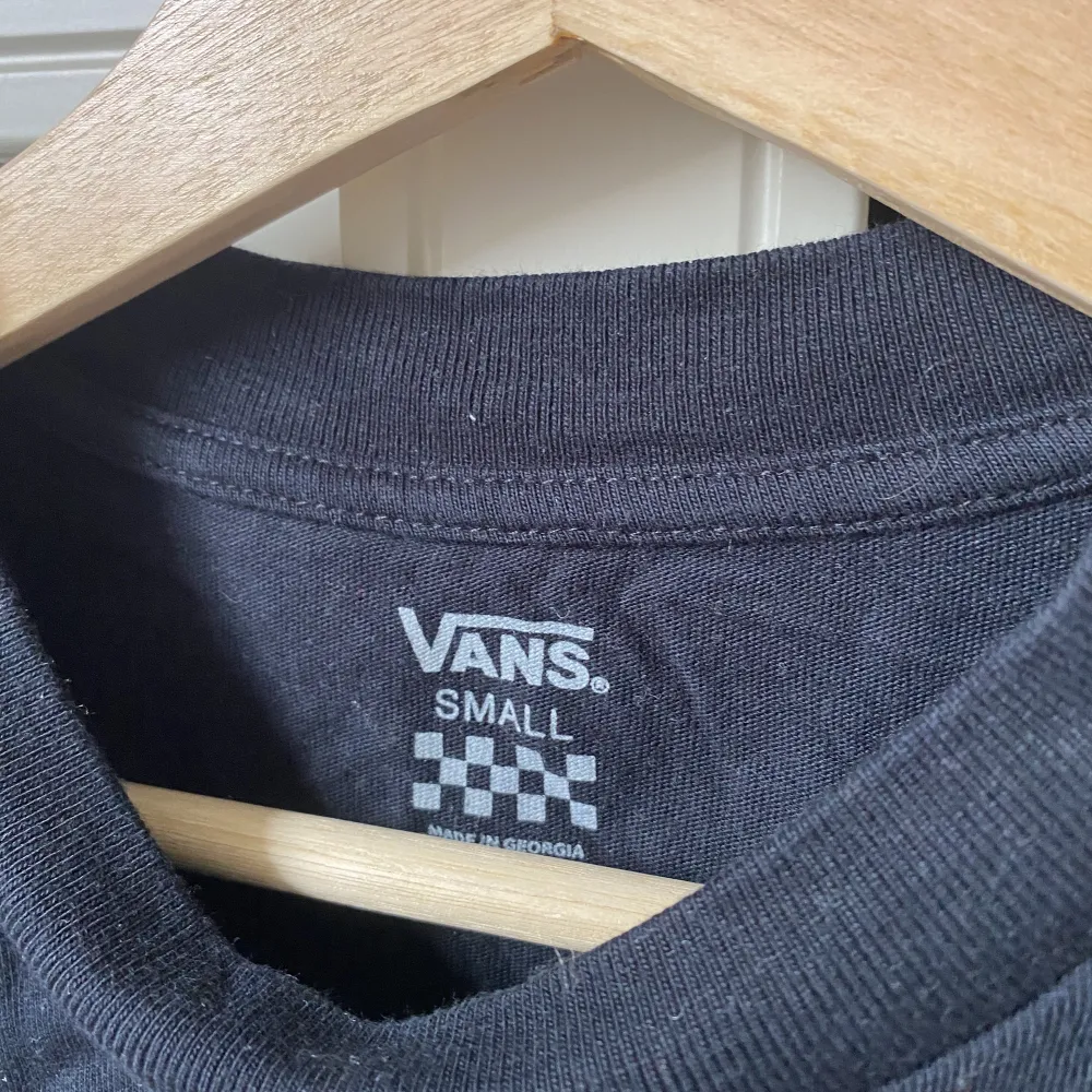 Jättefin långärmad tröja från Vans som är köpt i Berlin för några år sedan. Har tyvärr växt ur denna och hoppas någon annan kan få uppskatta denna istället! Den är i strl S och lagom åtsittande, ganska tunn så ingen tjocktröja. . Tröjor & Koftor.
