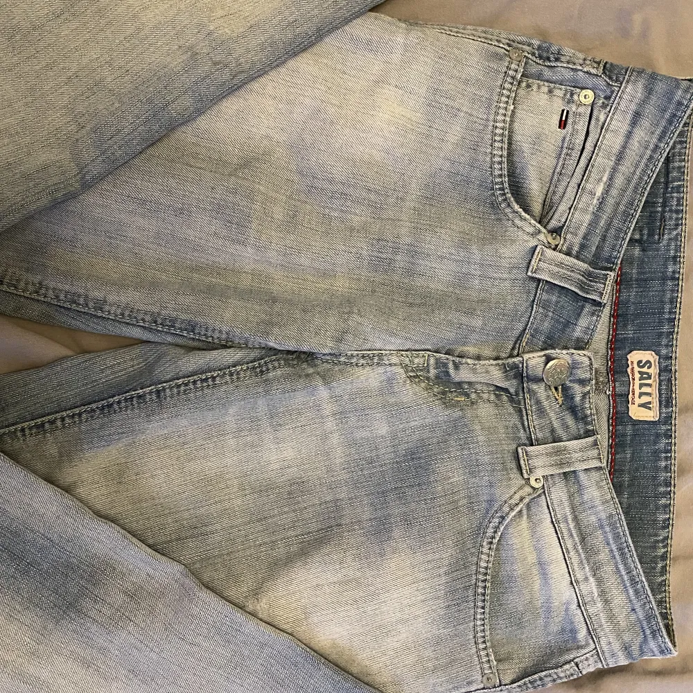 Lågmidjade tommy hilfiger jeans i storlek 34/36. Dem är använda några gånger och har inga slitningar som inte ska vara där då det är en sliten stil på jeansen💗 Kom privat vid intresse ! . Jeans & Byxor.