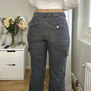 Lågmidjade byxor - Super snygga lågmidjade cargo pants. Skönt stretchigt material sitter fint över rumpan med lågmidjade och långa i benen.