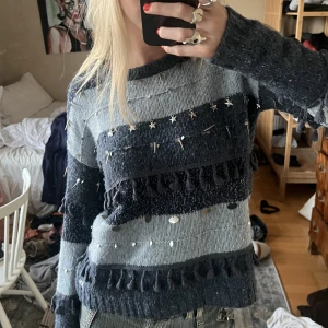 Stickad tröja  - Stickad tröja med paljetter, nitar och fransar på❤️‍🔥🖤