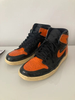 Jordan 1 high SBB 3.0 US12 storlek 46 - Köade på footlocker för dessa. Kvittot finns inte pga tappat bort men har bild ifrån när jag stod i kön! Passar mig inte men använda lite men fortfarande i as bra skick! Storlek 46! US 12