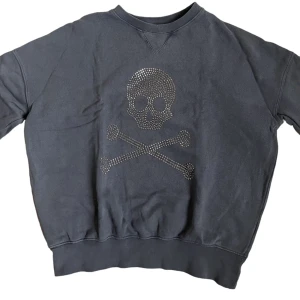 Cool döskalle sweatshirt ! - Snygg sweatshirt från Scalpers, använd 5 gånger, extremt gott skick, och kvalitativt material! Coola mörkgråa stenar i döskalleform ☠️🤩ingen sten har trillat av, och har klarat av två tvättar helt utan problem ❤️NYPRIS: 799kr, p rea 629kr