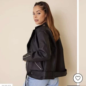 Jacka  - Super snygg skinnjacka som jag råkat fått två utan. Använd fåtal gånger! Perfekt till sommaren❤️