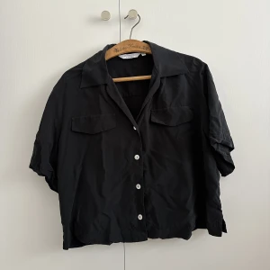 Kortärmad skjorta - Kortärmad skjorta från &OtherStories, använd ett fåtal gånger så skjortan är i väldigt fint skick!