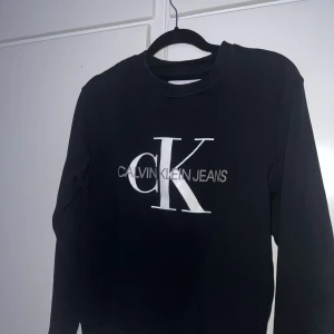 Calvin Klein tröja  - svart Ck tröja  Storlek: Smal Använt i gott skick