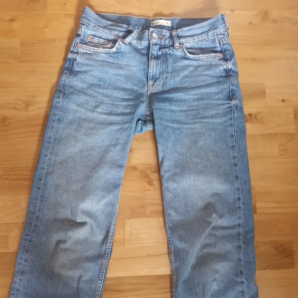 Ett par lågbidjade jeans i stl 32 från ginatricot köpte dem för 500 kr. Jeans & Byxor.