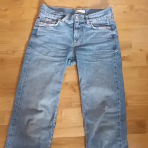 Ett par lågbidjade jeans i stl 32 från ginatricot köpte dem för 500 kr
