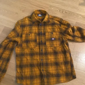 Dickies Skjorta - Säljer denna skjorta nu eftersom jag köpte fel storlek. Helt ny. Använd en gång (Har testat den) otroligt bra skick på skjortan. Köpt ifrån carlings.