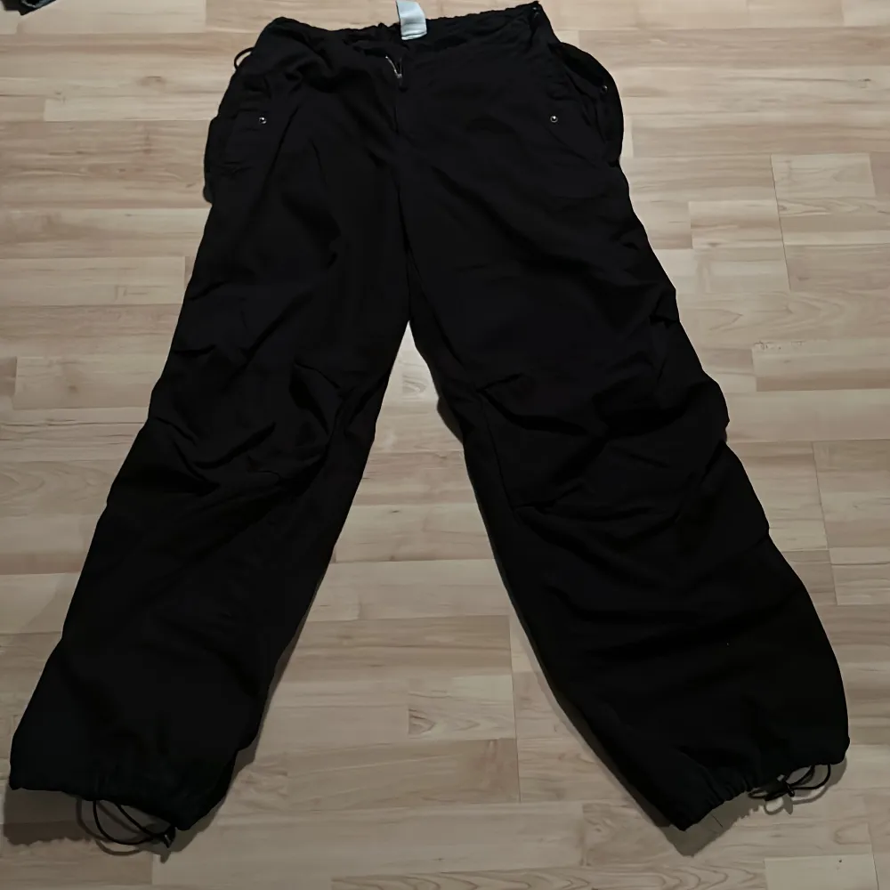 Urban outfitters cargo jean pants Really baggy  Brand new: 890kr Dm me for any more info . Jeans & Byxor.