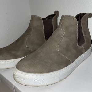 Skor - Ett par skor köpta från skopunkten för ca 4-5 år sedan. Använda max 4 gånger. Så dom är i superbra skick. Köptes för endast 299kr.