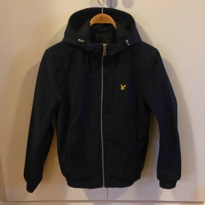 LYLE & SCOTT jacka - Säljer min väldigt snygga LYLE & SCOTT jacka! Den har tyvärr har blivit för liten och därför säljer jag den. Storlek Xs men passar även S. Jackan har inga minsta repor eller hål och är som i nyskick. Tveka inte att fråga om ni har några funderingar.