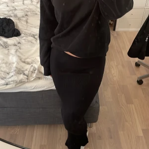 Lågmidjan långkjol - Svart ribbad långkjol från NAKD i storlek S. Kjolen är stretchig och jag skulle säga den passar mellan XS-M. Använd 2 gånger så den är som ny! 💗