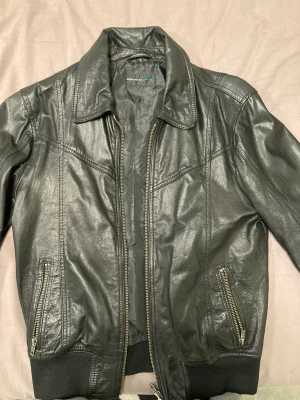 Rock and blue skinn jacka - Gammal model av en rock and blue sp-500 skinn jacka i storlek S.  Den köptes för lite över 1 år sedan men har bara används ett par gånger och har annars bara hängt på klädhängaren.  Den köptes för 3000kr men säljer den för 500