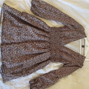 Klänning  - Superfin klänning i ett spnt härligt och skönt material💕säljes då den inte kommer till användning🫶🏼storlek XS, men passar S oxå då den är väldigt stretchig köptes för 200kr💌☺️