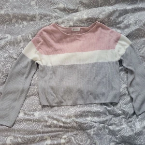 Stickad tröja - Säljer denna stickade tröja då den aldrig kommer till användning, köparen står för frakten