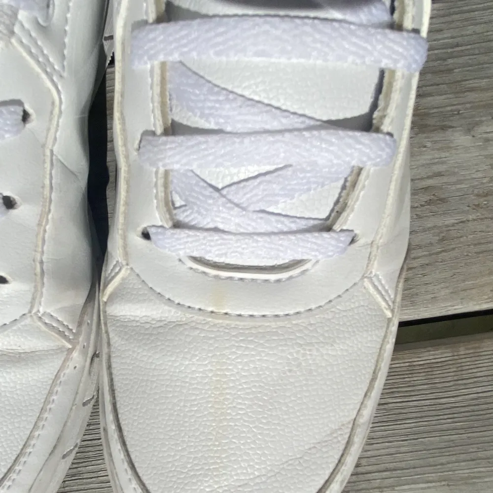 Vita adidas sneakers. Väl använda. Storlek 38 2/3 (lite större än 38). Liten fläck på vänster sko (se bild 2), tvättas innan frakt. Köparen står för frakt. . Skor.
