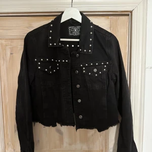 Jeansjacka - Supersnygg jeansjacka med nitar på🖤❤️‍🔥