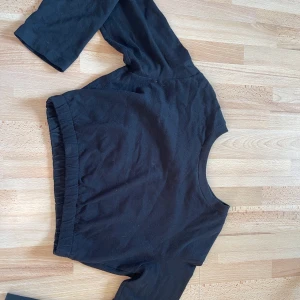 Lite tjockare kort långarmad tröja  - Skriv om du är intresserad så kan vi diskutera pris, frakt och så vidare😊 Bara att skriva om du vill ha fler bilder