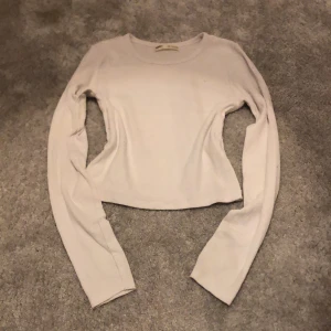 Stockholmsstil tröja🤍 - Denna vita basic tröja har blivit för liten för mig och känner mig inte bekväm i den men passar säkert asbra på någon annan🤍