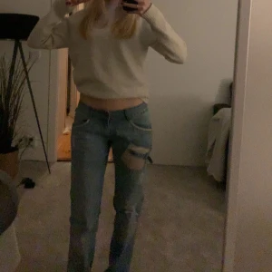 Lågmidjade jeans - Coola lite baggy lågmidjade jeans, passar nån som har 34-36 i midjan, förlänga på mej som är 160. Vet tyvärr inte vilket märke