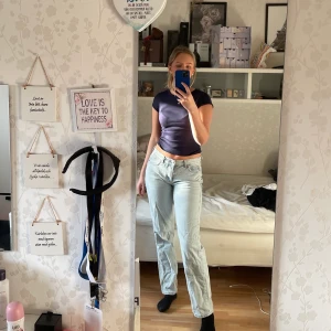 Lågmidjade byxor - Skriv om du är intresserad så kan vi diskutera pris, frakt och så vidare😊 Bara att skriva om du vill ha fler bilder Är 172 cm