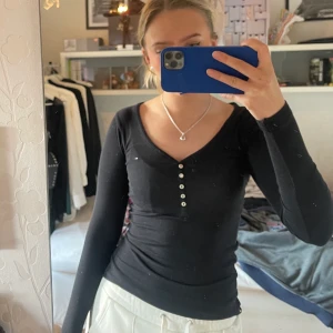 Tommy hilfiger tröja - Skriv om du är intresserad så kan vi diskutera pris, frakt och så vidare😊