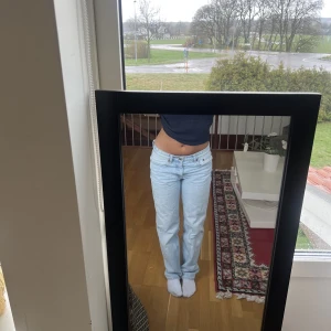 Zara jeans  - Säljer dessa populära ljusa mid-rise jeansen från zara. Sitter perfekt. (Skrynkliga på bilden) 