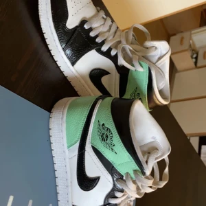 Jordans 1  - Säljer mina fina jordans som inte kommer till använding. Få tal gånger använda men tyvärr creasade. Skorna är vita i grunden men egen designade med vanlig målarfärg så färgen lossnar lite ibalnd men det är bara att "fylla" på i behov💚💚 