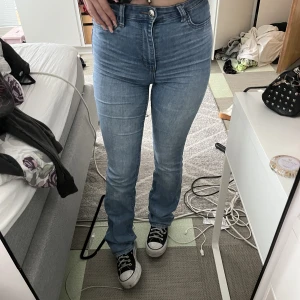 High waist bootcut - Ett par snygga jeans från hm!! Super snygga och väldigt sköna! Säljer pga ingen användning längre tyvärr..