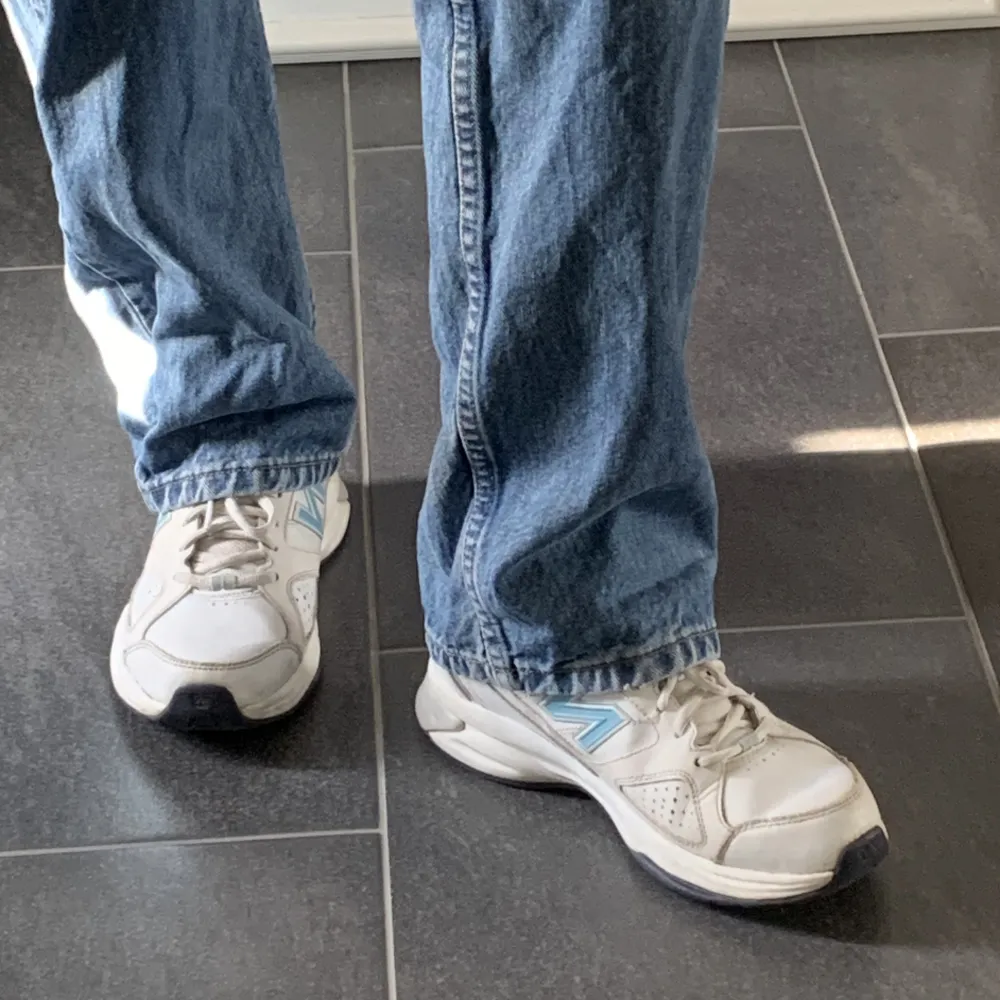Vita sneakers från New Balance i storlek 37.5. Lite smutsiga, annars mycket bra skick. . Skor.