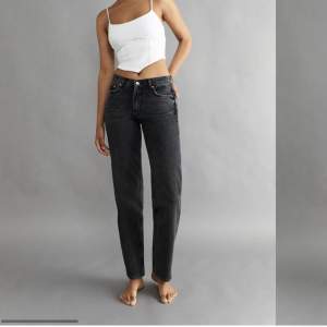 Lågmidjade jeans i en fin grå/svart färg. Säljer då de är för små. Dom är i storlek 38 men skulle verkligen säga att de passar för er som har 36, då de är väldigt små i storleken. Nypris 499 kr.