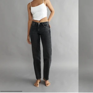 Low straight jeans - Lågmidjade jeans i en fin grå/svart färg. Säljer då de är för små. Dom är i storlek 38 men skulle verkligen säga att de passar för er som har 36, då de är väldigt små i storleken. Nypris 499 kr.