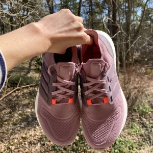 Adidas ultraboost 22w löparskor - Löparskor från Adidas. Endast testade ute en gång. Storlek FR 38 UK 5