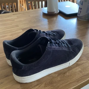 Vagabond skor - Använda en sommar. Mycket sköna. Passar stl 44 också Lite sliten sula men det går ju att byta