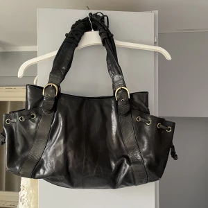 Svart handväska  - En svsrthandvädka från BOXCA, i mycket bra skick! 