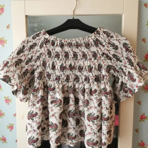 Blommig Topp - Blommig topp utan märke och storlek. Passar S/M