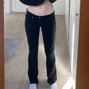 COH lågmidjade svarta jeans - Citizens Of Humanity lågmidjade jeans. Nypris 3000. Bootcut. Jag är 158. Storlek 25. 