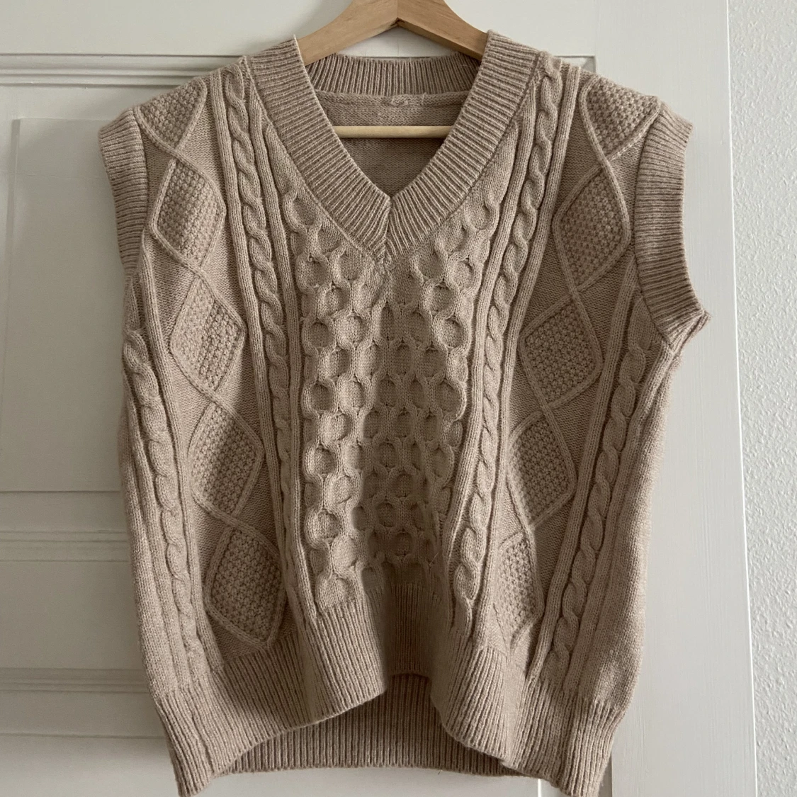 Stickad armlös tröja - 90