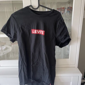 Svart tshirt - Svart tshirt med ett tryck. 