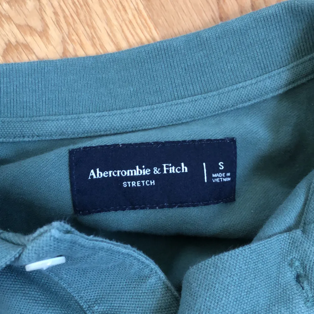 Säljer denna Abercrombie & Fitch Polo för den är för liten. Inga skador eller hål på den!. Skjortor.