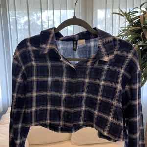 Crop top  - Blå rutig crop top från HM i storlek S. Aldrir använd! Köparen står för frakten!💙