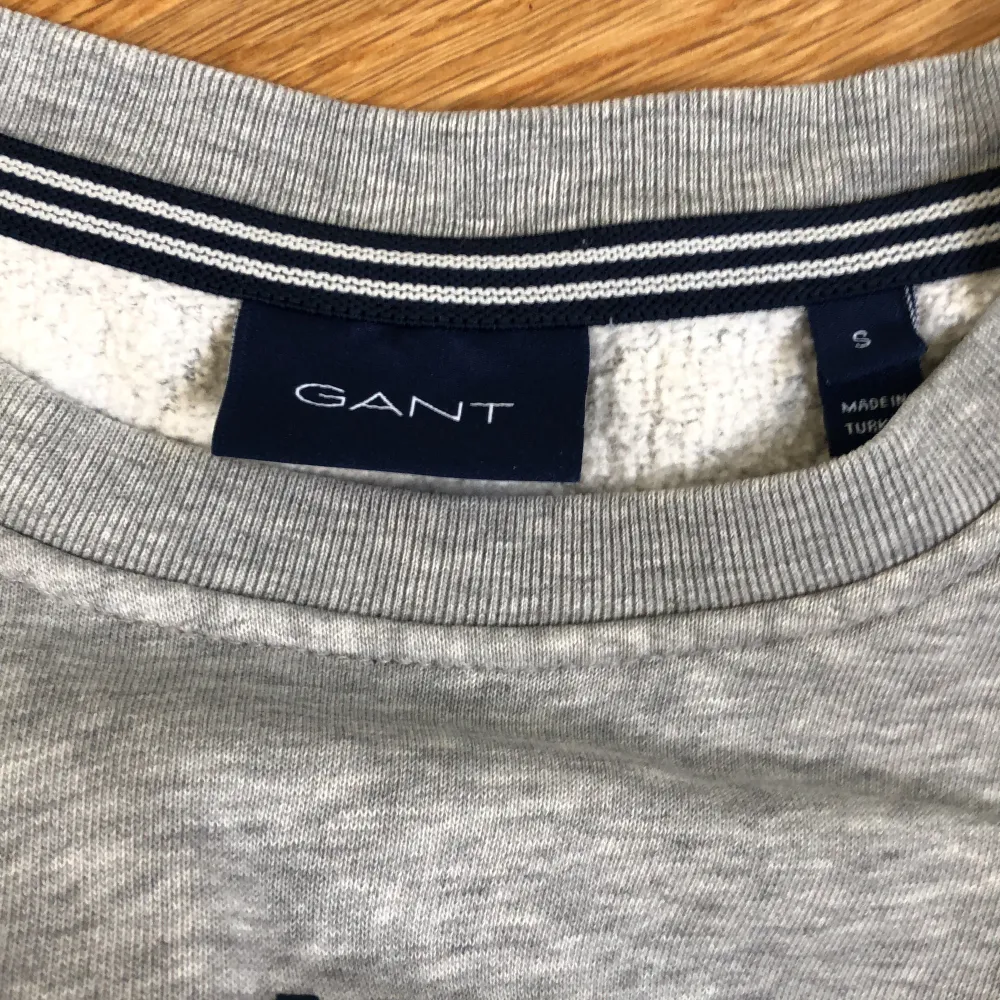 Säljer min Gant Tröja på grund utav att den är för liten. Väldigt bra skick inga hål!. Tröjor & Koftor.