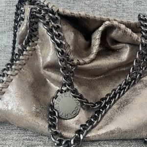 Stella  Mc Cartney väska - säljer nu min supersnygga Stella Mc Cartney väska då den inte kommer till användning, den är i riktigt bra skick,💘 är inte 100 på  att den är äkta därav priset💗 skriv för fler bilder, priset kan diskuteras vid snabb affär💘