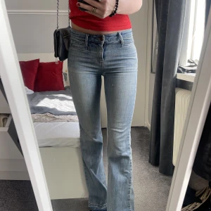 Lågmidjade jeans - Jättefina lågmidjade jeans🌟 Säljer för de är för små på mig💗 Knappt använda och i fint skick! Men passar en xs/s Jag är 177cm men passar kortare och något längre 💗